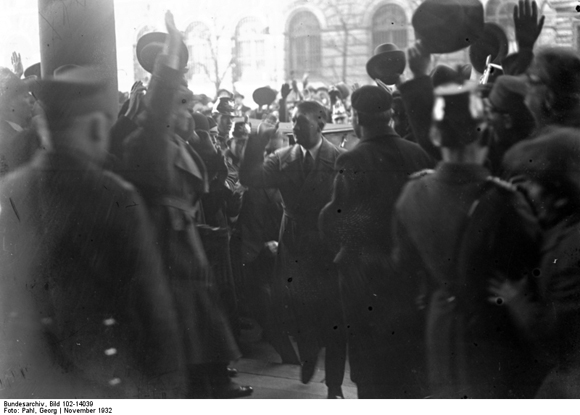 Hitler bei seiner Ankunft zur Aussprache mit Reichspräsident Hindenburg (November 1932)